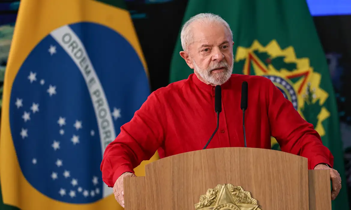O texto também prevê desconto progressivo para salários de até R$ 7.350.

