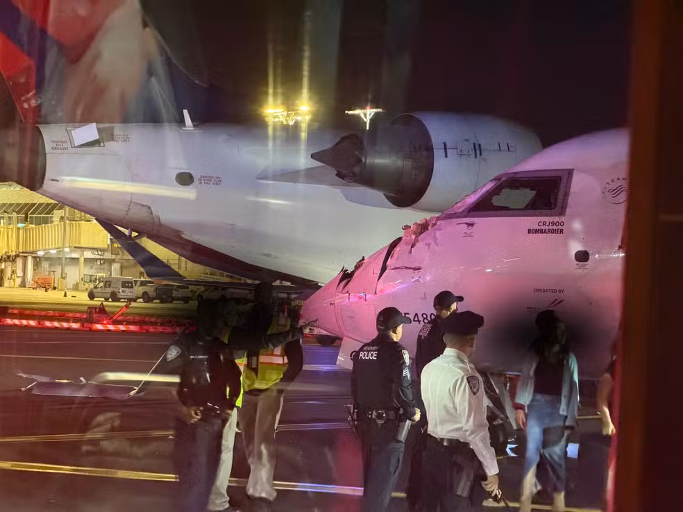 Imagem - Aviões da Delta colidem no aeroporto LaGuardia nos EUA; comissária de bordo ficou ferida