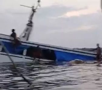 Imagem - Barco ‘Luiz Guilherme’ naufraga no Rio Marajó em Ponta de Pedras