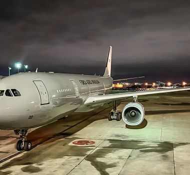 Imagem - Cachorro invade pista e força avião a frear bruscamente