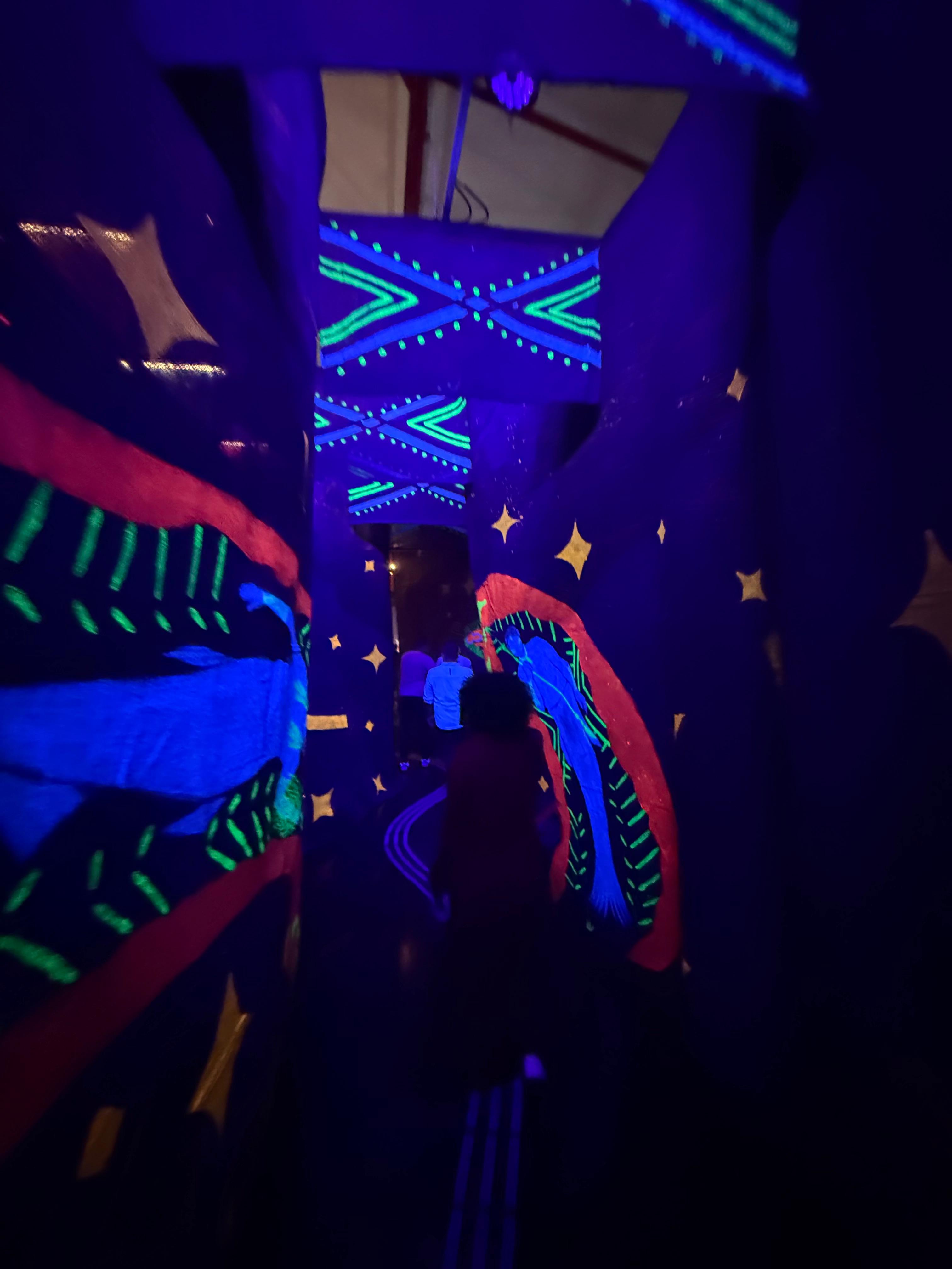 A mostra reúne oito instalações de artistas da região Norte e de outras partes do Brasil, em linguagens que incluem pintura, fotografia, vídeo, escultura e experiências imersivas. 