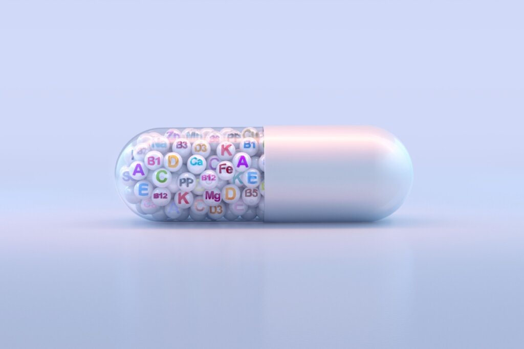 A suplementação de vitaminas deve ser orientada por um médico (Imagem: Corona Borealis Studio | Shutterstock)