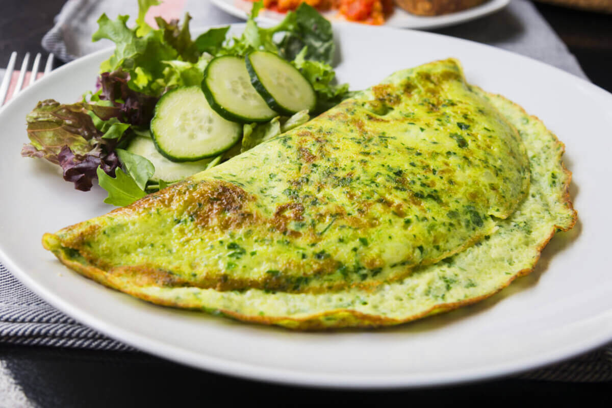 Omelete com espinafre (Imagem: Photo_Olivia | Shutterstock)