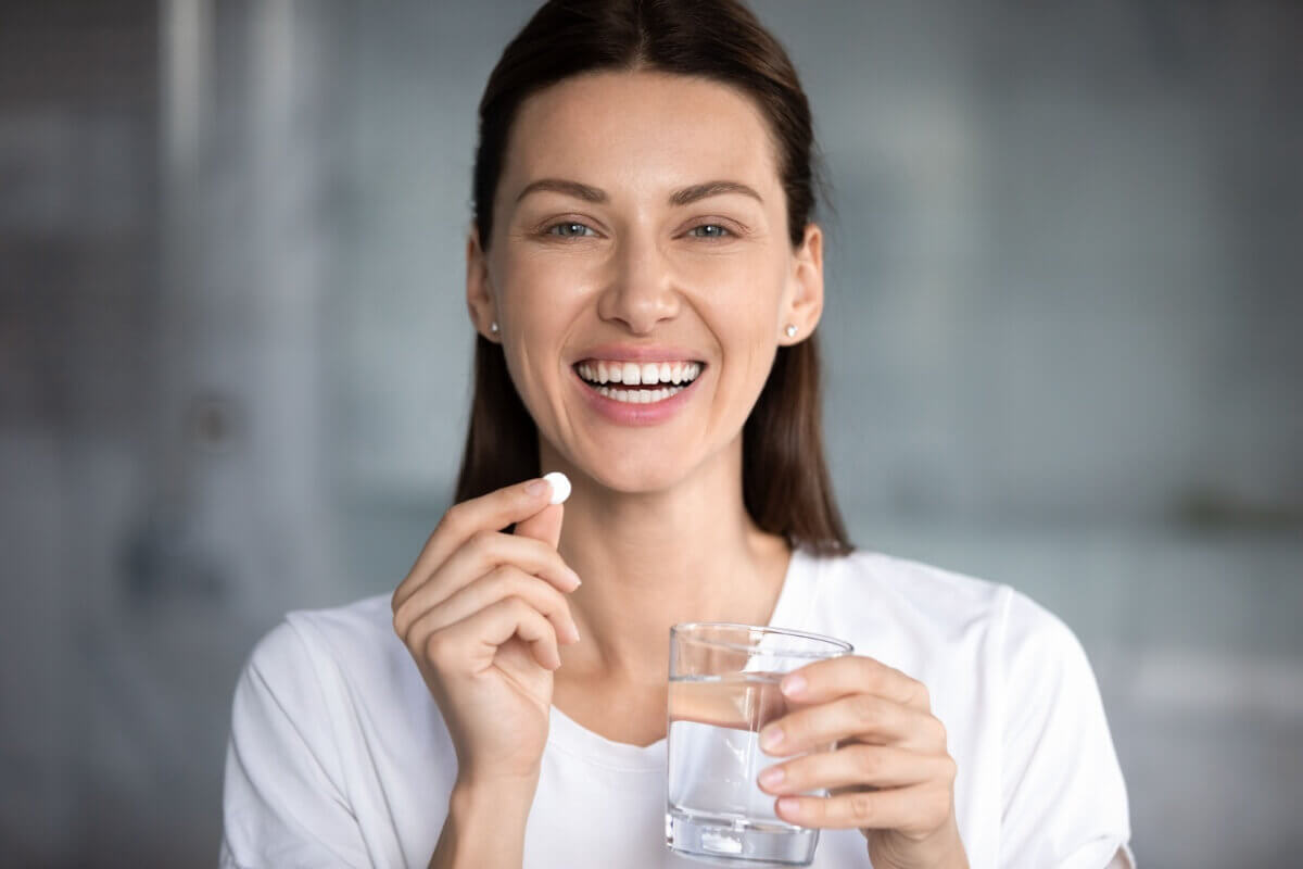 Quando consumidas na medida certa, as vitaminas fortalecem o corpo, mas em excesso podem causar problemas sérios (Imagem: fizkes| Shutterstock) 