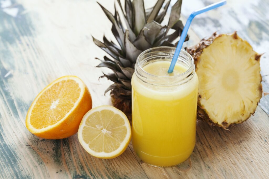 Suco de abacaxi com laranja e limão-siliciano (Imagem: Aleksandra Kovac |  Shutterstock)