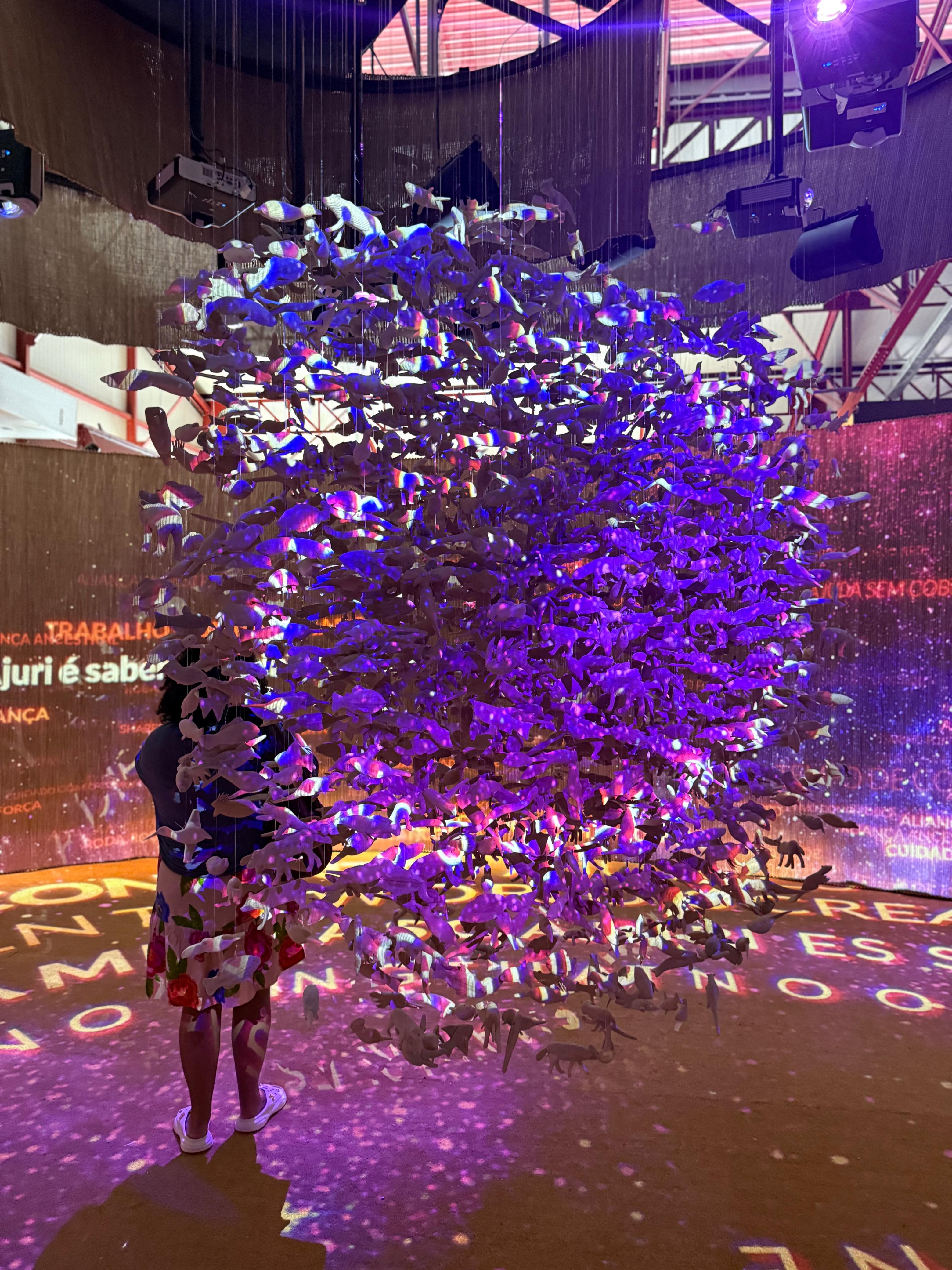 Entre os destaques está um móbile com mais de 1.500 animais feitos de fibra de miriti, produzido por artesãos de Abaetetuba.