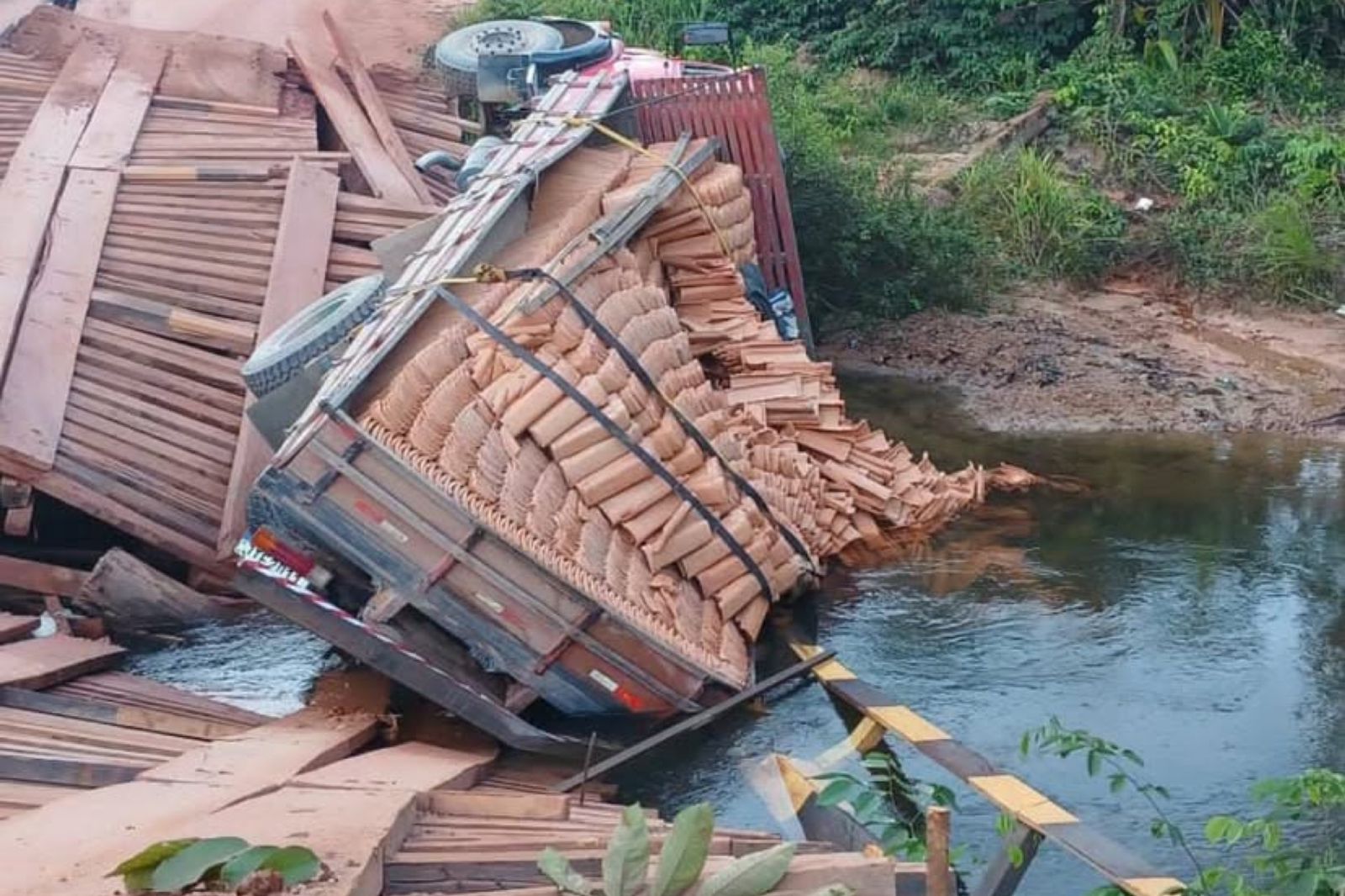 Ponte desabou durante a passagem de um caminhão carregado com telhas de barro, em São Domingos do Capim.