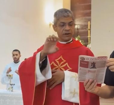 Imagem - Padre reza missa em libras em Recife e viraliza na web
