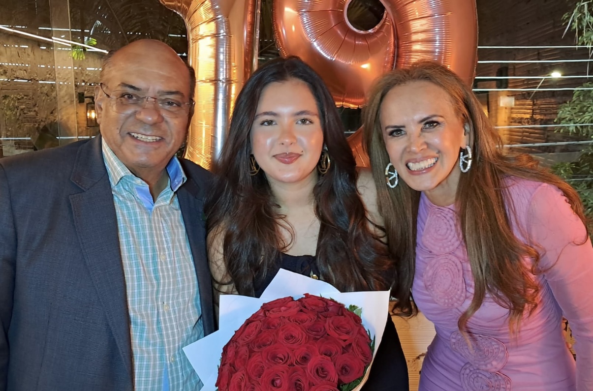 Anamaria Ferreguete Crispino e Sérvio Túlio Meira Estácio celebraram a sua união, no último dia 27, na Igreja de Santo Alexandre. Após a cerimônia, o novo casal recepcionou familiares e convidados na Usina 265, em noite assinada pelo cerimonial de Carla Ruffeil. 

