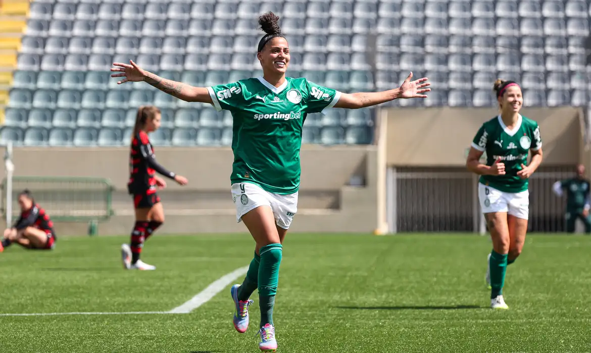 Amanda Gutierres se torna atleta mais cara do futebol feminino brasileiro com venda recorde