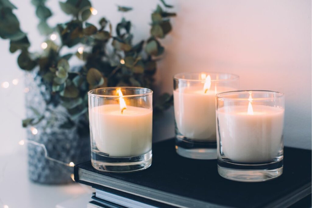 Acender velas brancas em oração a São Francisco de Assis ajuda a afastar as aflições no amor (Imagem: Daria Minaeva | Shutterstock)
