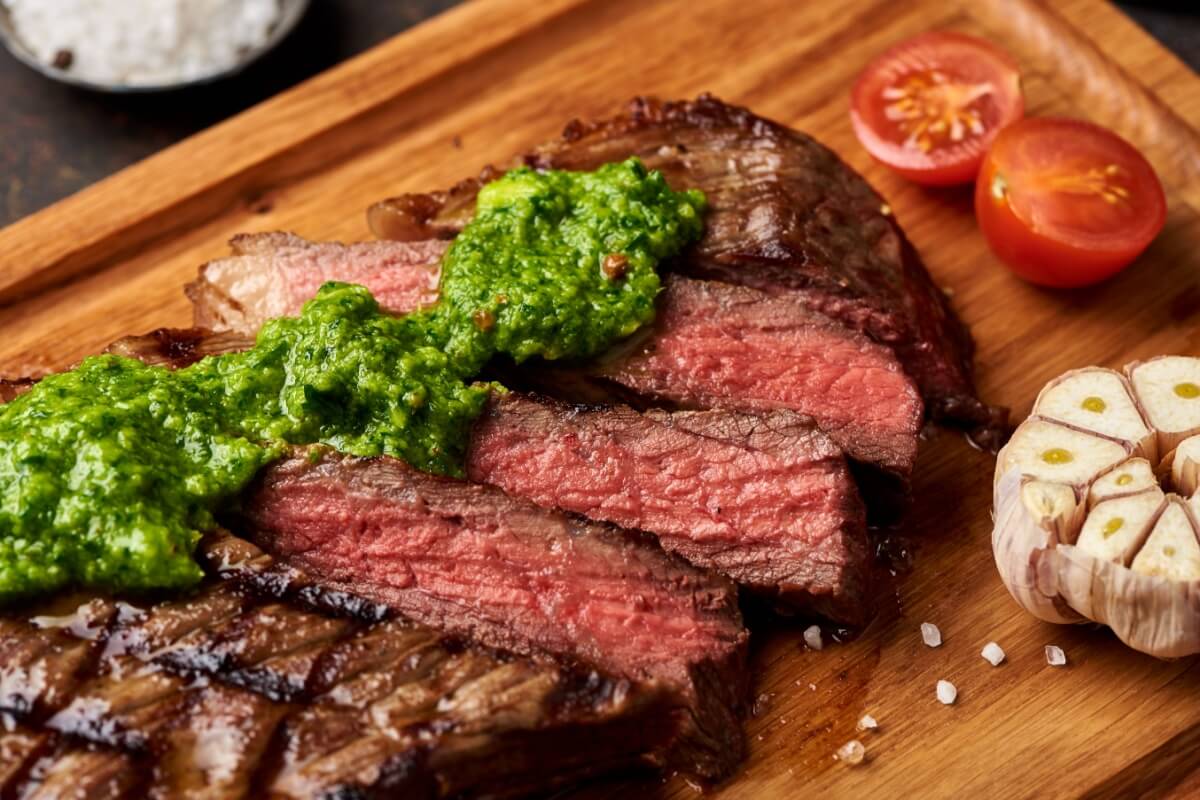 Picanha com molho chimichurri (Imagem: Tanya Sid | Shutterstock)