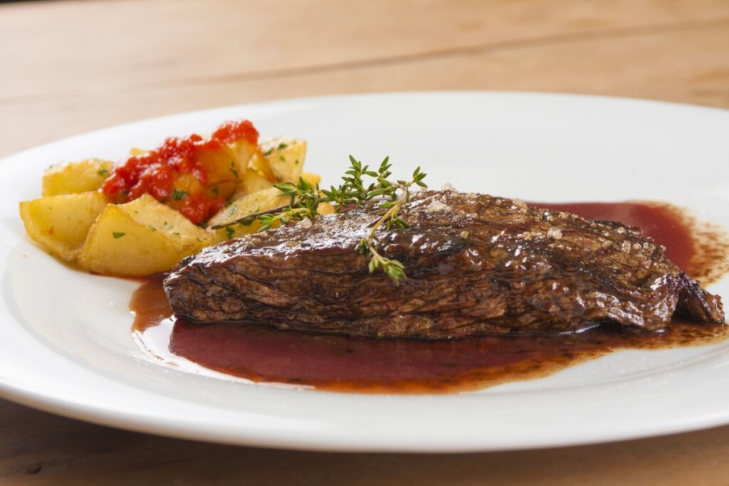 Picanha com molho de vinho tinto (Imagem: rodrigobark | Shutterstock)