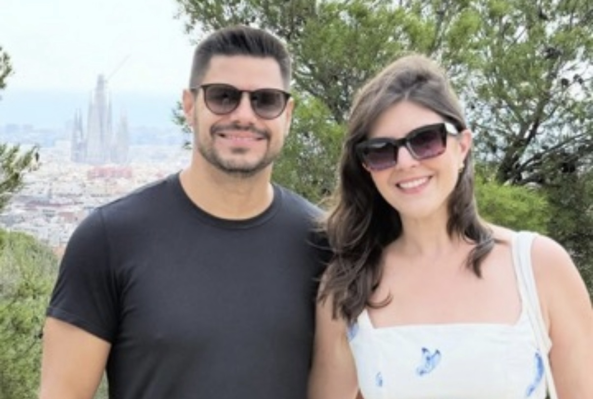 Raiana e Caio Guimarães retornaram da Europa, onde  festejaram os 10 anos de casados. 