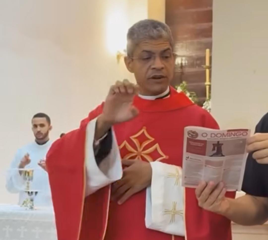 Um vídeo de um sacerdote da Igreja Católica celebrando a santa missa em libras viralizou nas redes sociais. 