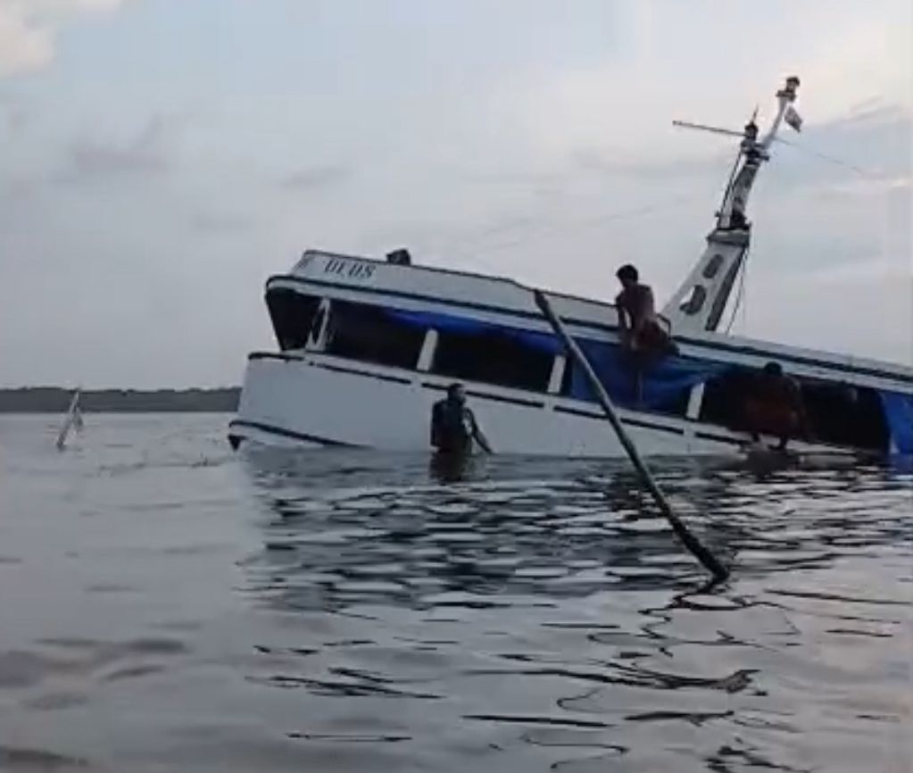 Vídeo que circula nas redes sociais mostra parte da embarcação submersa - 