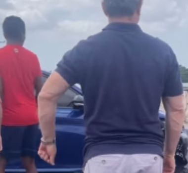 Imagem - Carro bate na mureta de viaduto em Belém