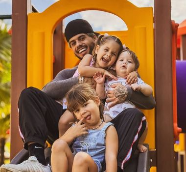 Imagem - Filhas de Zé Felipe reagem ao verem pai em clipe com Ana Castela; assista