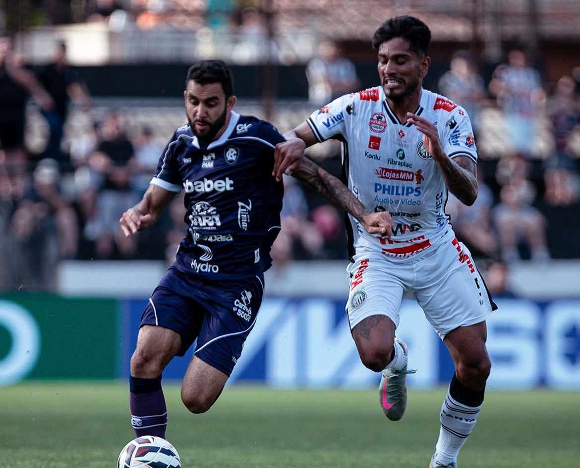 (Equipes se enfrentam no estádio Germano Krüger - )