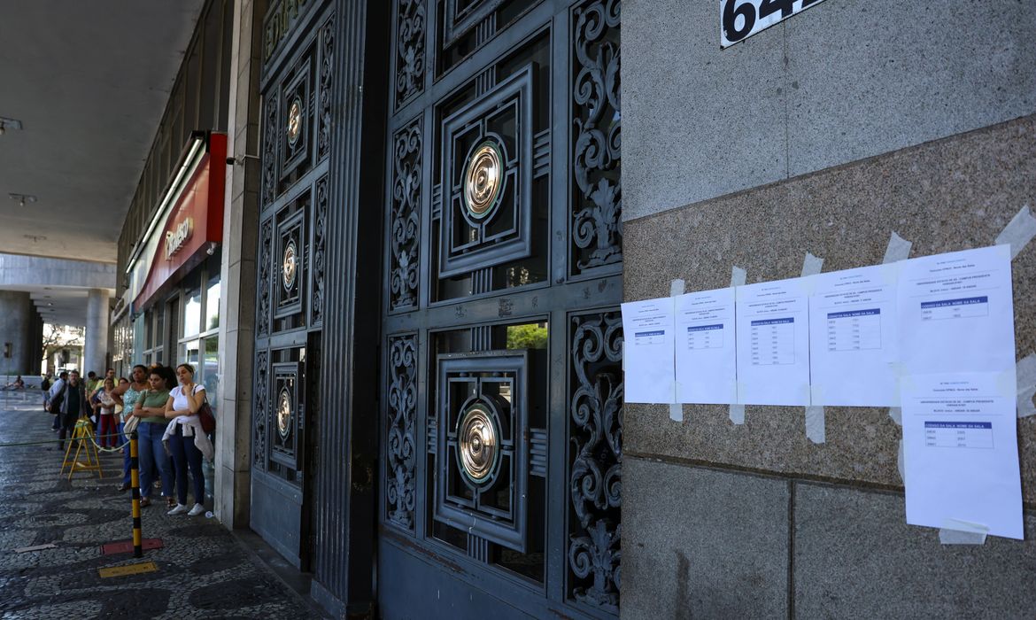 Os portões nos locais de provas da segunda edição do Concurso Público Nacional Unificado (CNU 2025) foram fechados às 12h30 (horário de Brasília) deste domingo (5).