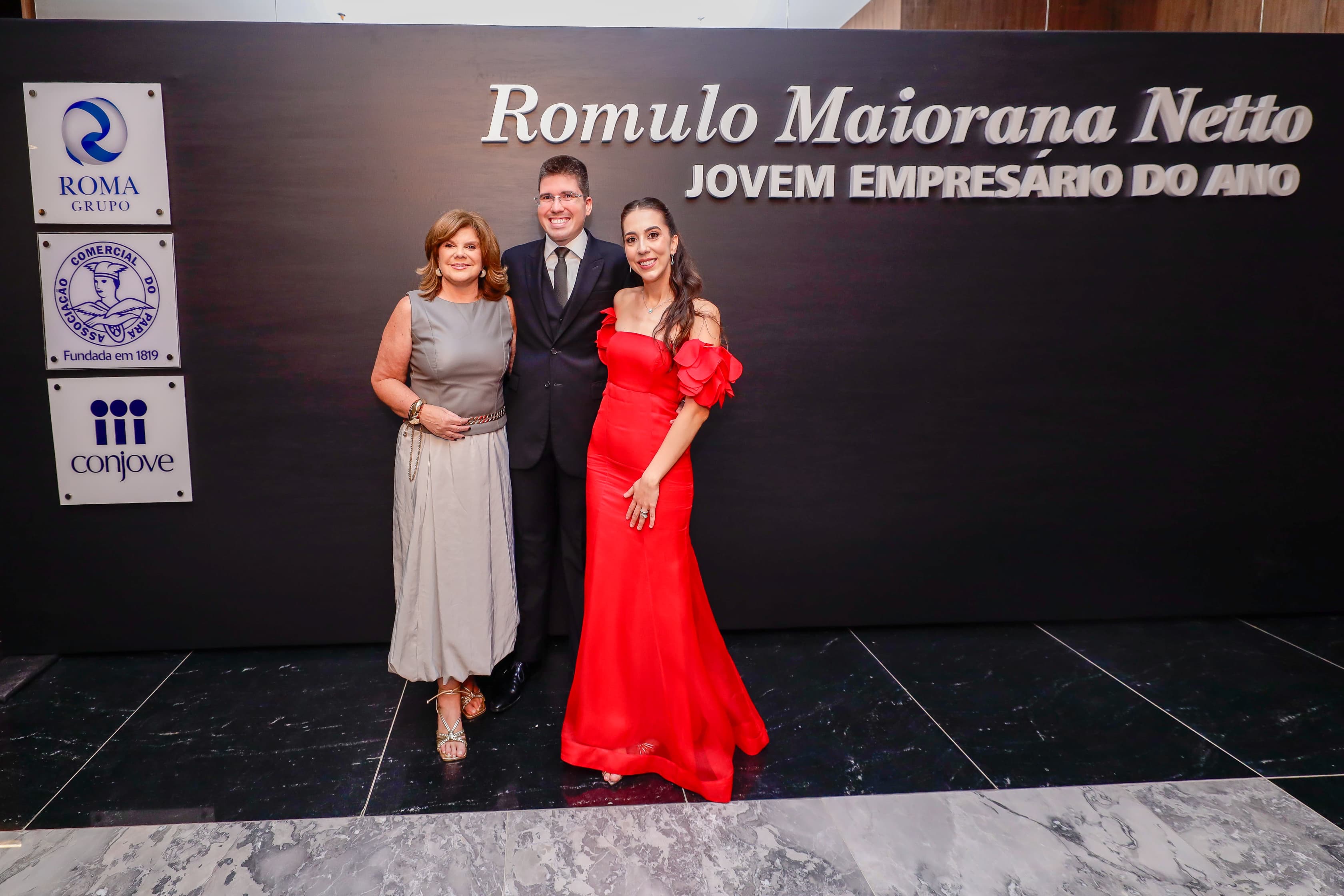 Romulo Netto com a mãe, Flávia Chaves, e a mulher, Paula Maiorana.