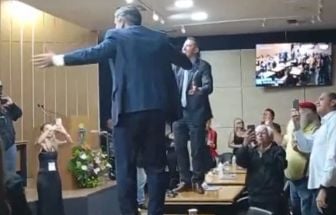 Parlamentares de São Paulo dançam nas mesas da plenária da Câmara Municipal