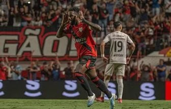 Atlético-GO goleia o Athletico e encerra sequência de sete vitórias do Furacão na Série B