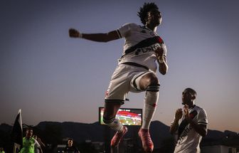Vasco vence jogo eletrizante contra o Vitória e se afasta da zona de rebaixamento