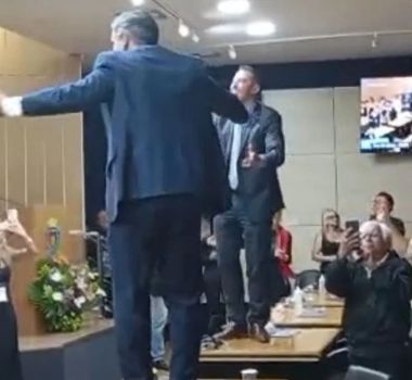Imagem - Parlamentares de São Paulo dançam nas mesas da plenária da Câmara Municipal