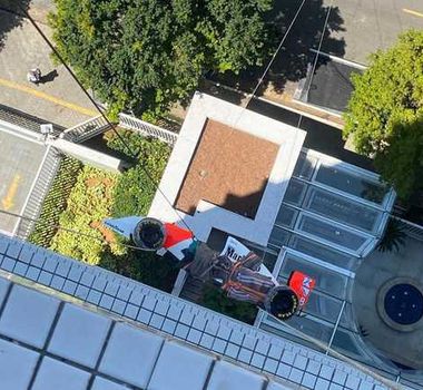 Imagem - Réplica da McLaren de Ayrton Senna é içada para apartamento em São Paulo