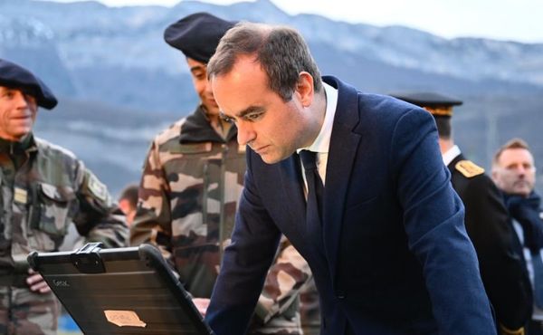 Primeiro-ministro da França renuncia em menos de um mês de assumir o cargo