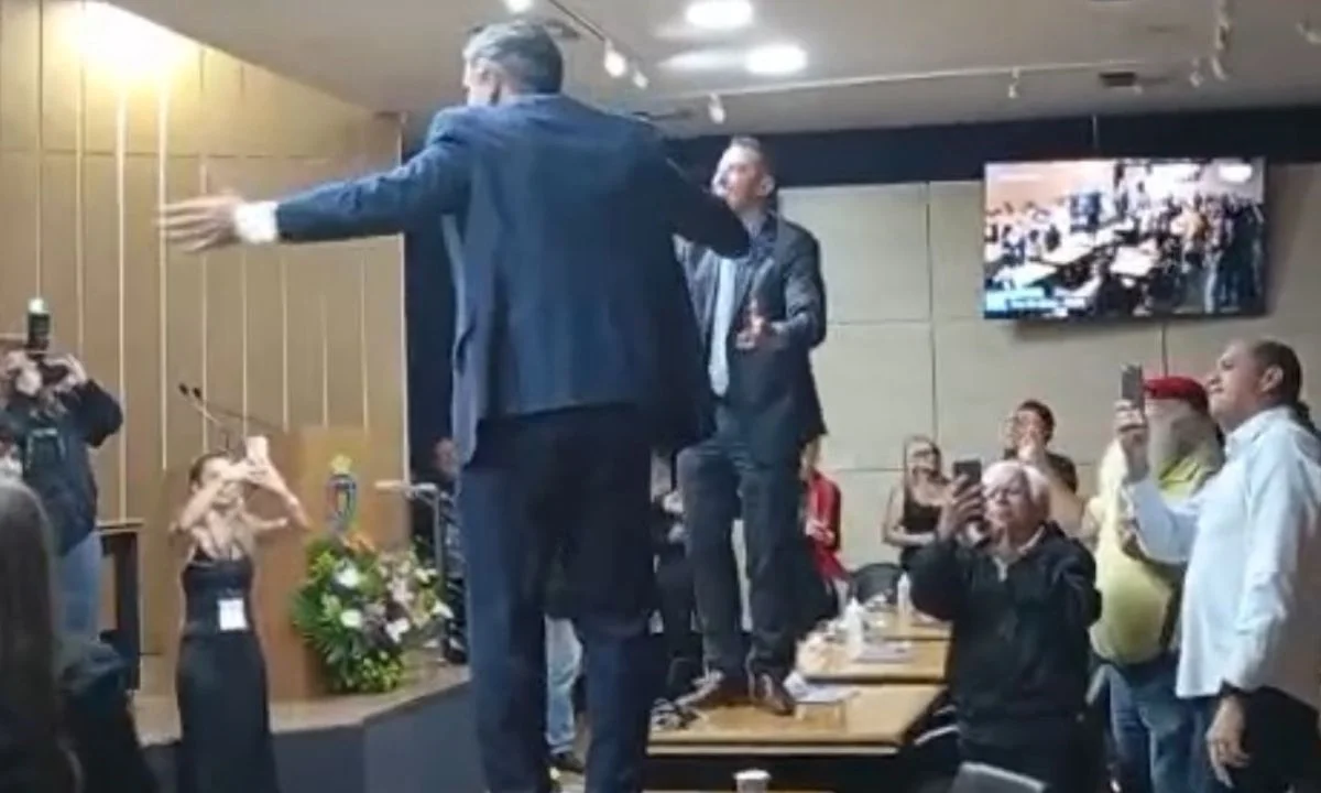 A cena foi gravada após uma sessão solene em homenagem ao Dia Nacional da Pessoa Idosa.