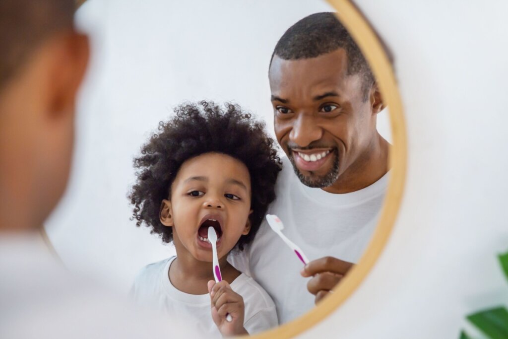 As crianças também devem escovar os dentes antes de dormir (Imagem: paulaphoto | Shutterstock)