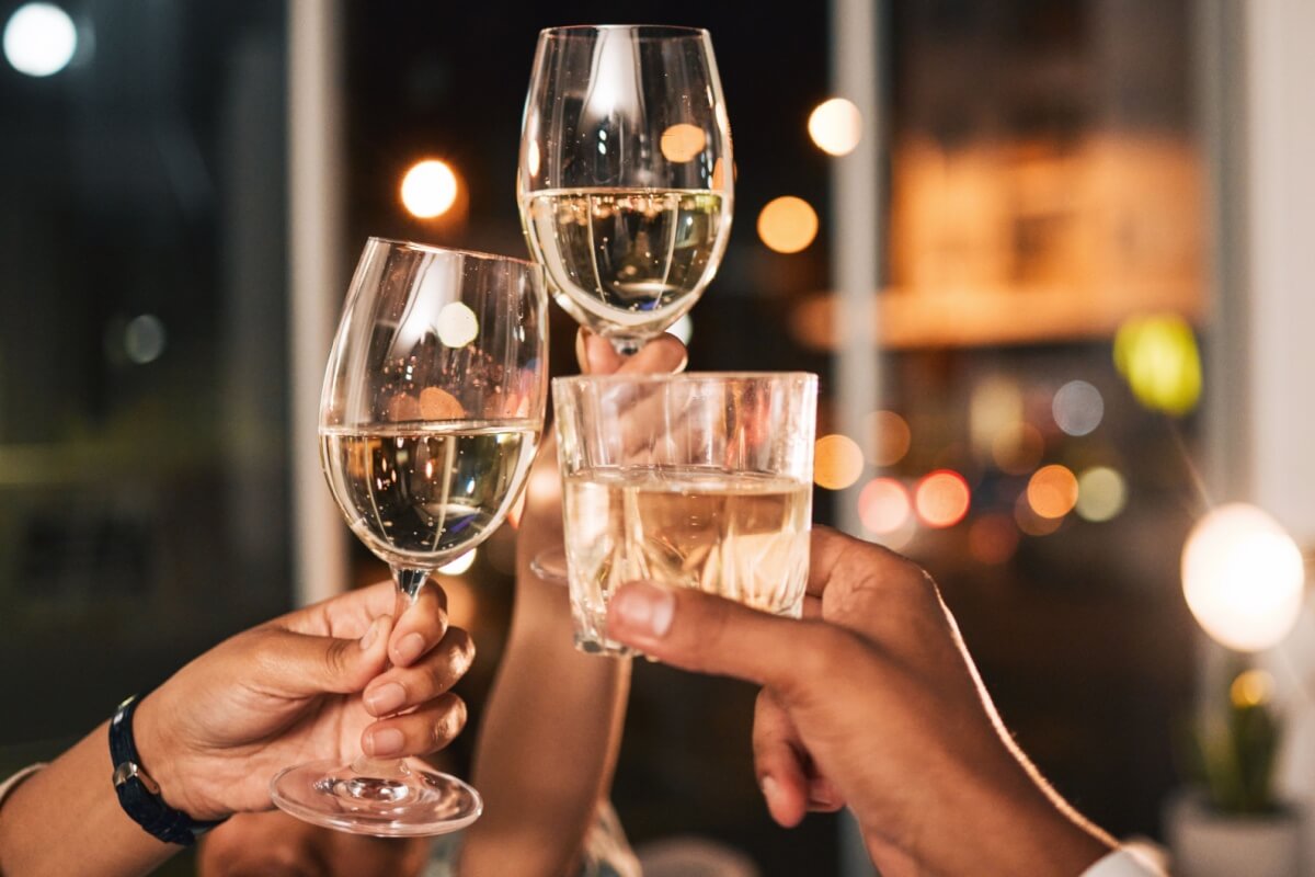 Episódio do metanol acende alerta sobre a relação com as bebidas alcoólicas (Imagem: PeopleImages | Shutterstock)