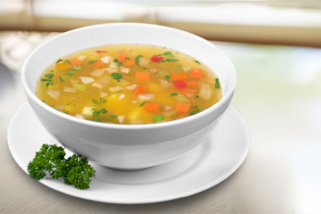 Sopa detox de legumes com açafrão-da-terra (Imagem: Billion Photos | Shutterstock)
