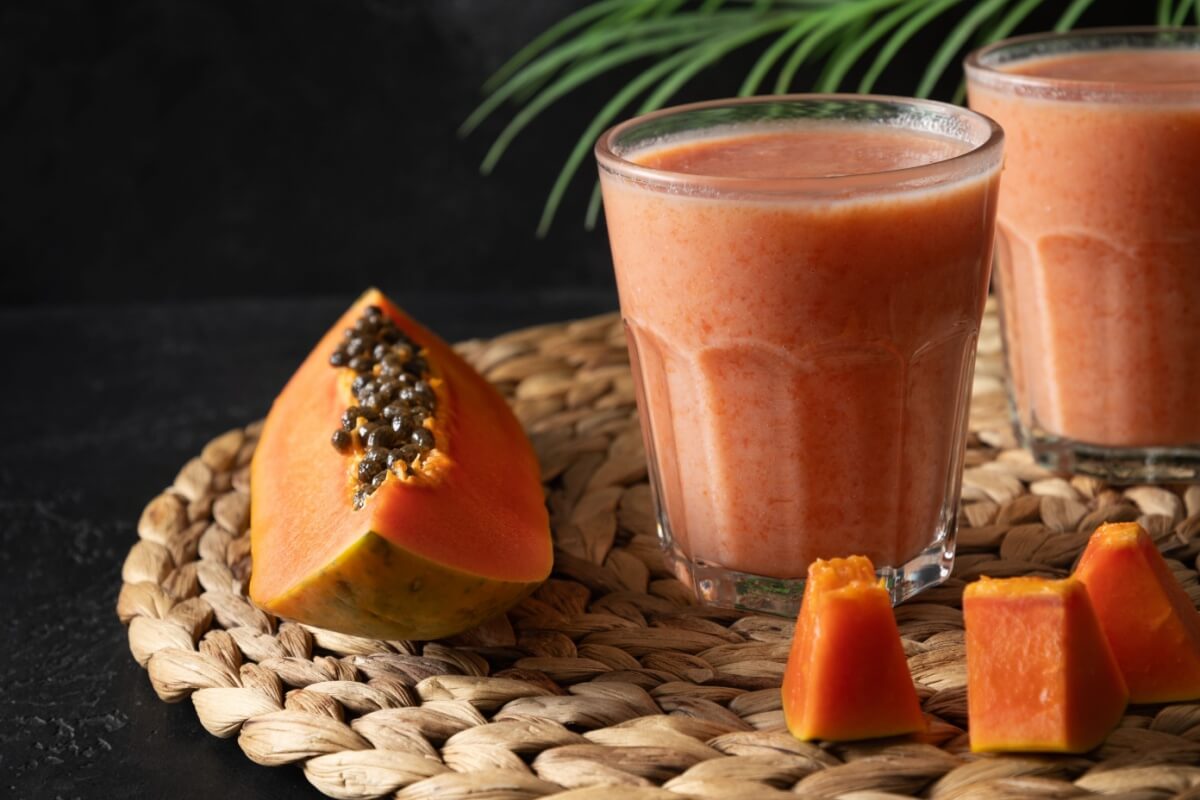 Vitamina de mamão com aveia e mel (Imagem: Lazhko Svetlana | Shutterstock)