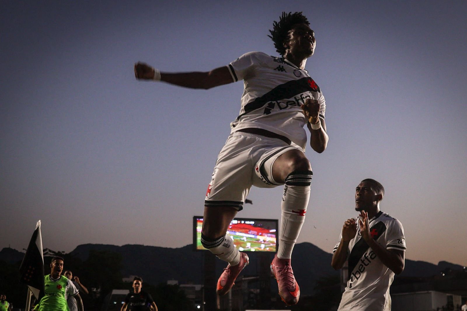 GB comemora gol pelo Vasco - 