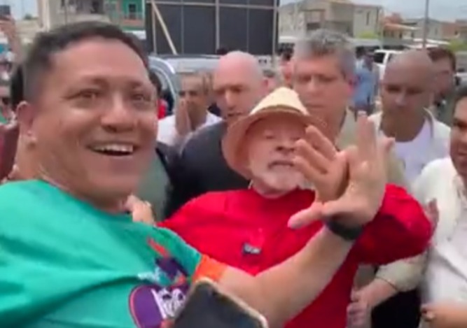 Imagem - Homem chama atenção de Lula em Belém por também não ter um dos dedos; assista