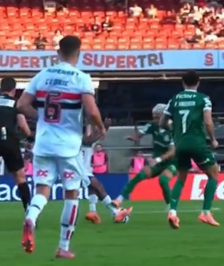 No Morumbis, o São Paulo reclamou de um pênalti não marcado e da falta de um cartão vermelho para Andreas Pereira, do Palmeiras