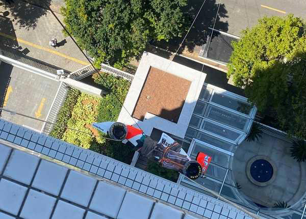 Imagem - Réplica da McLaren de Ayrton Senna é içada para apartamento em São Paulo