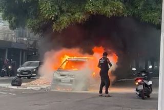 Vídeo: carro pega fogo no meio da rua em Belém