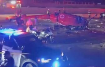 Vídeo mostra momento em que helicóptero médico cai em rodovia nos EUA