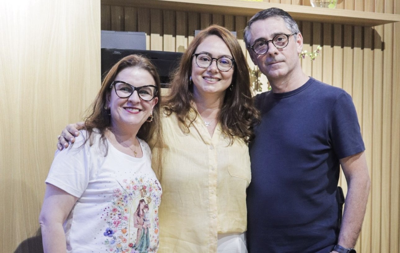 A artista do bordado, Daniela Guerra, com o esposo, André Guerra, foram prestigiar Bruna Bacchini.
