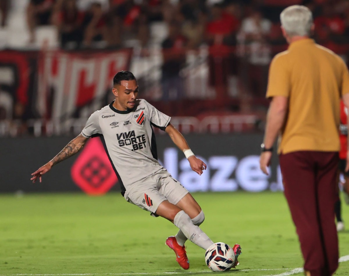 Imagem - Odair Hellmann terá que remontar a defesa do Athletico para enfrentar o Remo pela Série B