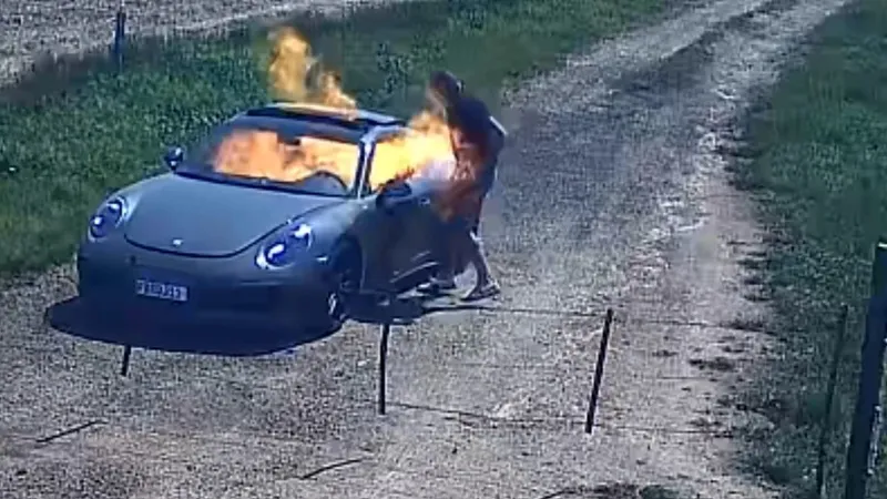 Imagem - Dono de porsche coloca fogo no próprio carro e motivo impressiona; entenda