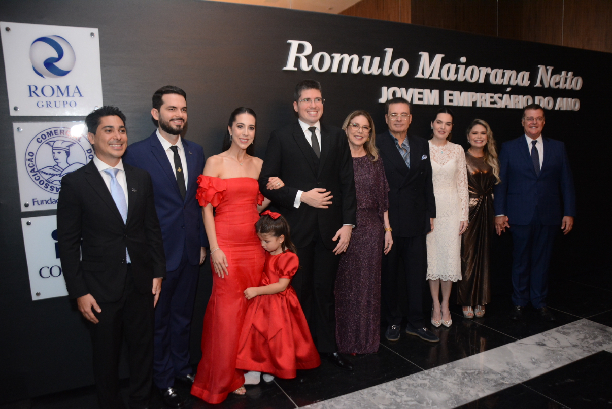 O homenageado com familiares e diretores do Conjove-ACP