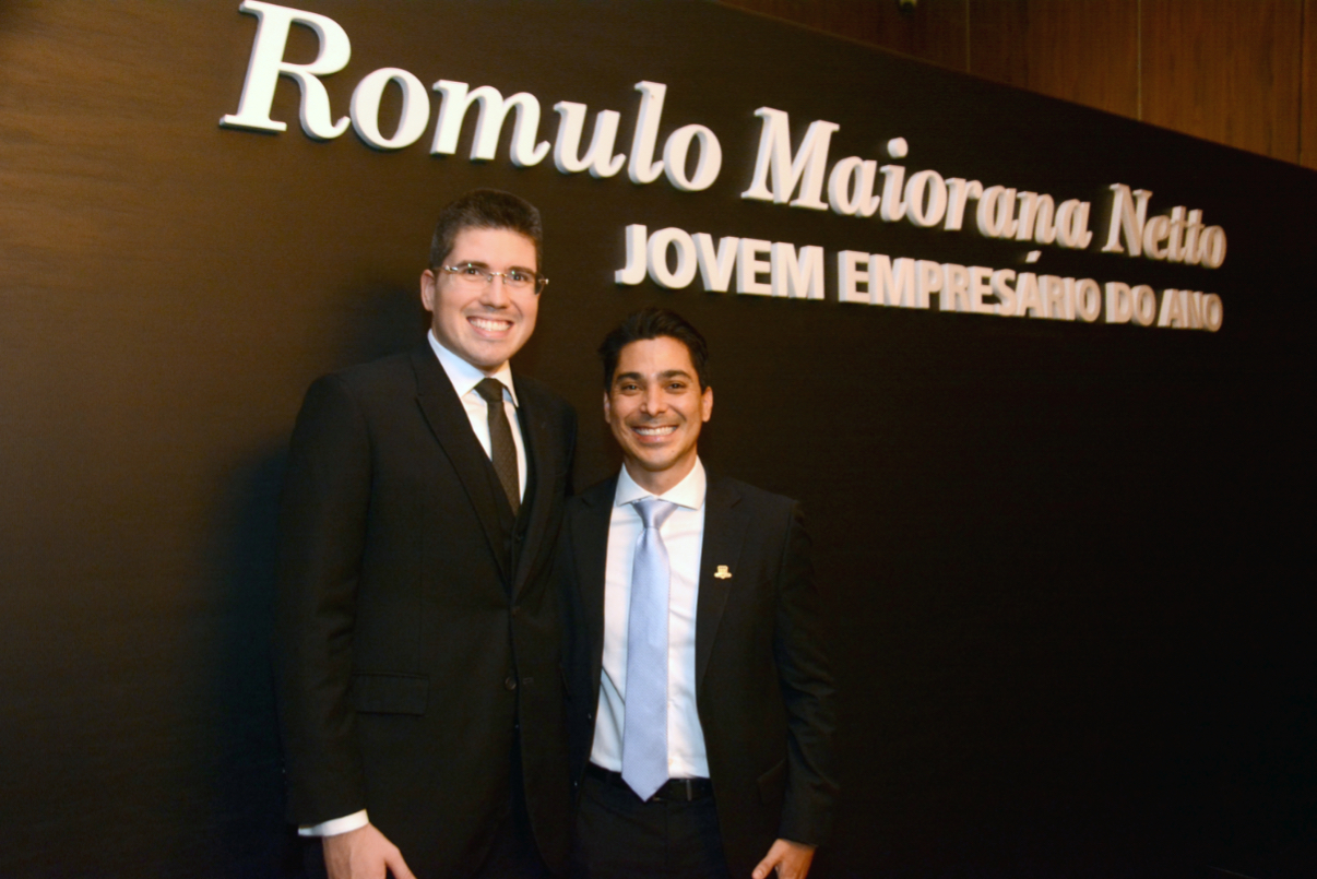 O homenageado, Romulo Netto, com Igo Oliveira, presidente do Conjove-ACP