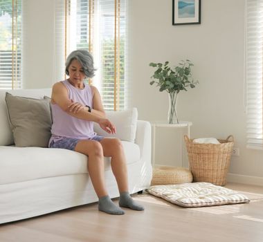 Imagem - Entenda como a menopausa pode causar coceira e ressecamento na pele