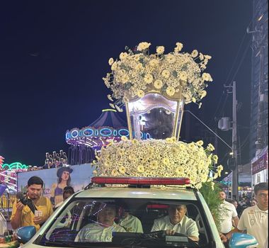 Imagem - Berlinda da Procissão dos Carros traz decoração simbólica com flores brancas