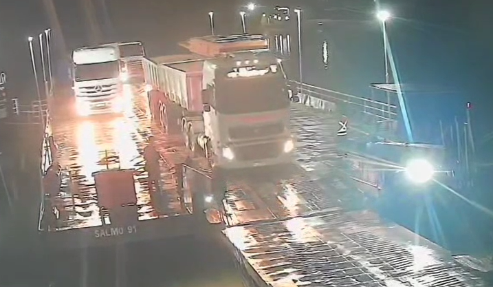 Imagem - Veja momento em que carreta cai de balsa e mata motorista afogado no Acará